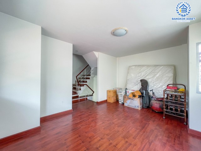 ทาวน์เฮ้าส์มือสอง กรุงเทพฯ ม.ศุภาลัยพาร์ควิลล์2 พหลโยธิน48 หลังมุม! เนื้อที่กว้างขวางมากถึง 32.40 ตร.ว. ฟังก์ชัน 3 ห้องนอน 3 ห้องน้ำ ที่จอดรถ 2 คัน ตั้งบนพื้นที่ชุมชนเหมาะสำหรับทำธุรกิจ บนทำเลแห่งการเดินทาง ใกล้รถไฟฟ้าสายสีเขียว "สถานีสายหยุด" และจุดขึ้นทางด่วน "รามอินทรา-อาจณรงค์"